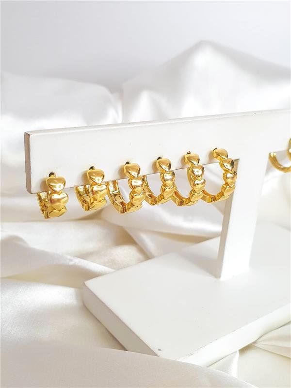 BRINCO TRIO DE ARGOLAS DE CORAÇÃO FOLHEADO A OURO 18K