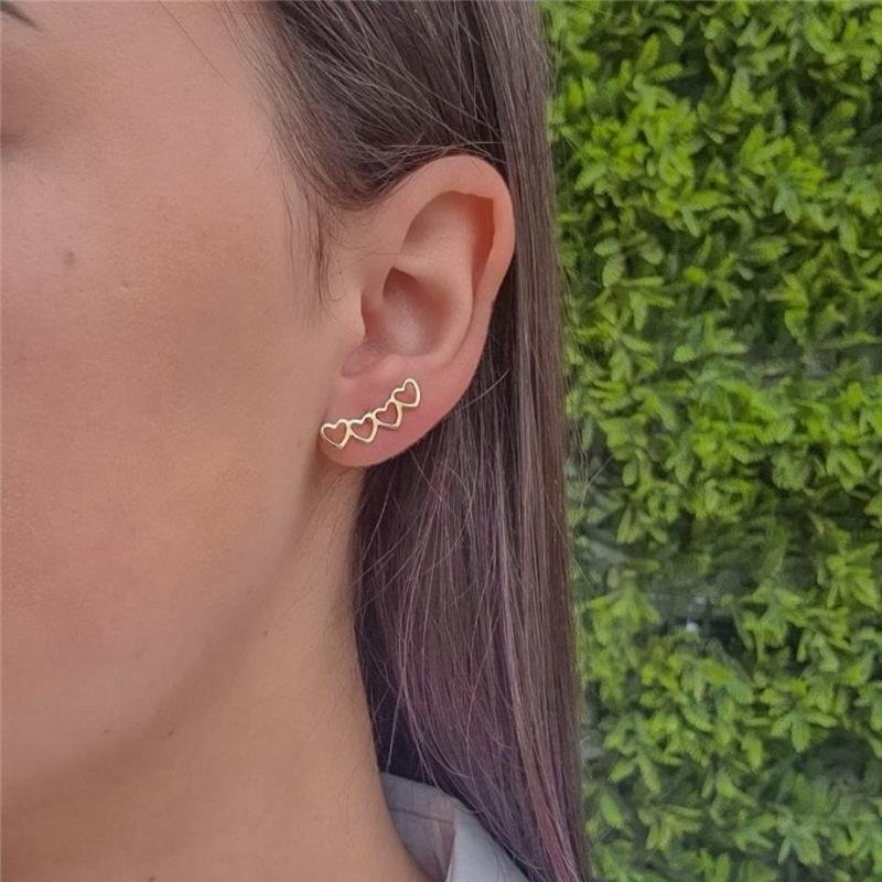 BRINCO EAR CUFF DE CORAÇÕES FOLHEADO A OURO 18K
