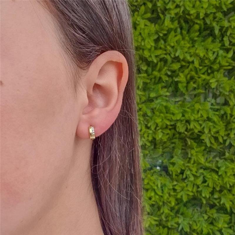 BRINCO ARGOLA CLICK COM PEDRINHAS ZIRCÔNIA FOLHEADO A OURO 18K