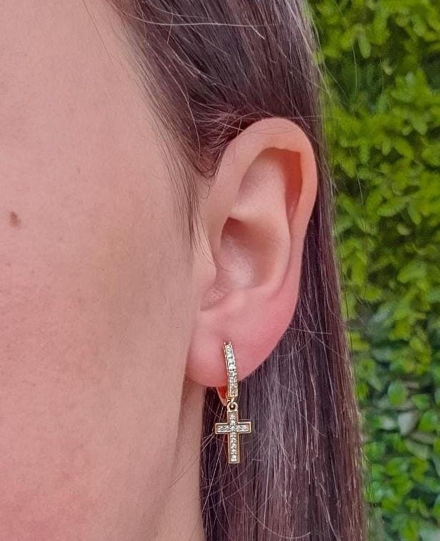 BRINCO DE ARGOLA CLICK E CRUZ CRAVEJADA COM ZIRCÔNIAS FOLHEADO A OURO 18K
