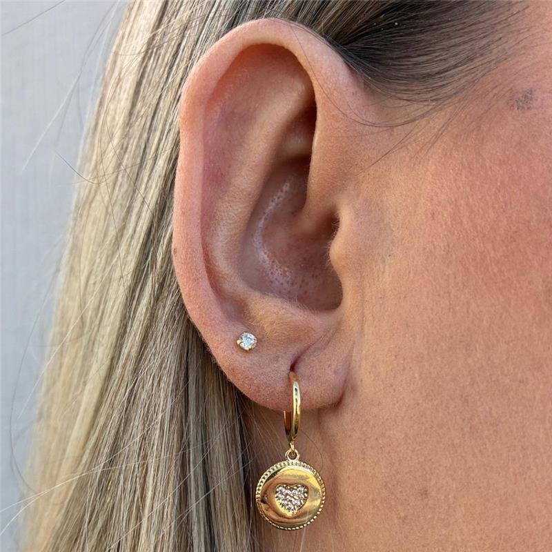 BRINCO MEIA ARGOLA COM PINGENTE REDONDO COM CORAÇÃO CRAVEJADO FOLHEADO A OURO 18K