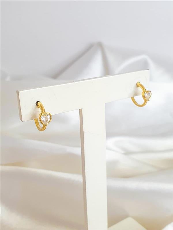 BRINCO MEIA ARGOLA COM DETALHE DE CORAÇÃO FOLHEADO A OURO 18K