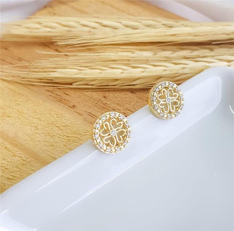 BRINCO TREVO CRAVEJADO FOLHEADO A OURO 18K