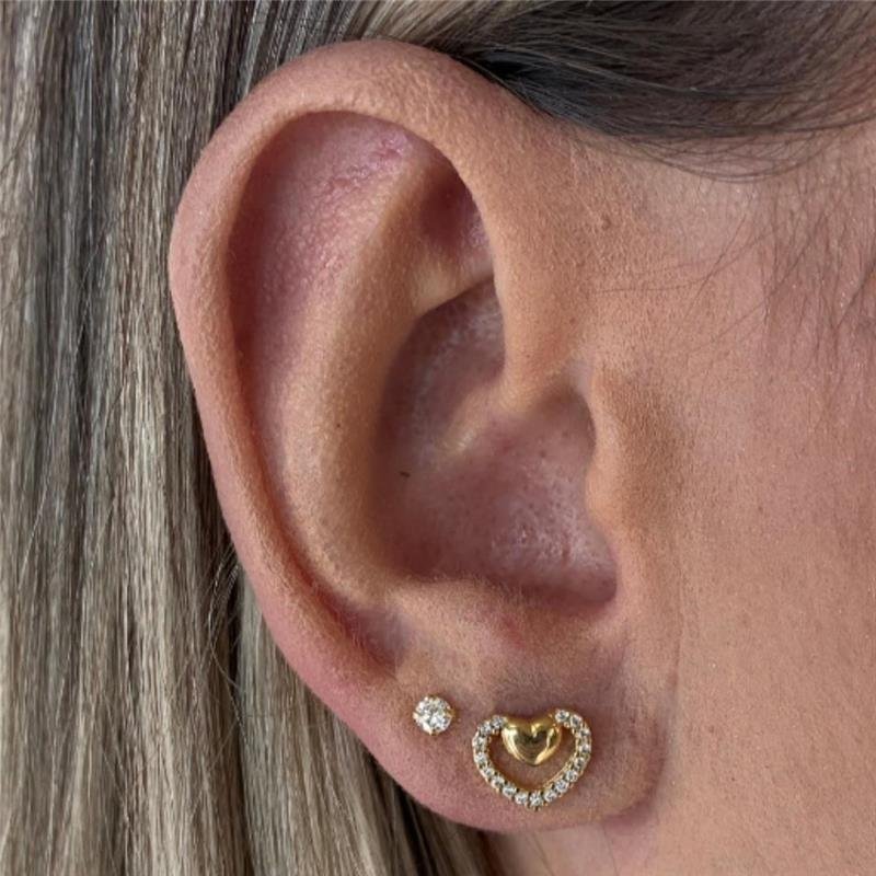 BRINCO CORAÇÃO CRAVEJADO E LISO FOLHEADO A OURO 18K
