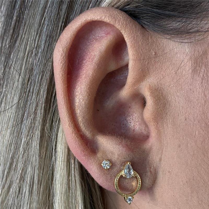 BRINCO CÍRCULO VAZADO COM DOIS PONTOS DE ZIRCÔNIA FOLHEADO A OURO 18K 