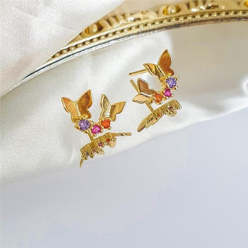 BRINCO BORBOLETA COM PEDRAS COLORIDAS FOLHEADO A OURO 18K