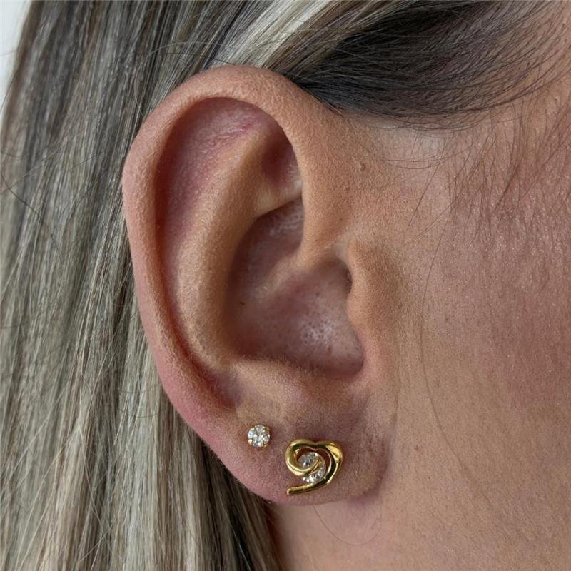 BRINCO CORAÇÃO COM PONTO DE LUZ FOLHEADO A OURO 18K