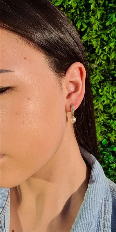 BRINCO ARGOLA CRAVEJADA COM PÉROLA PENDURADA FOLHEADO A OURO 18K
