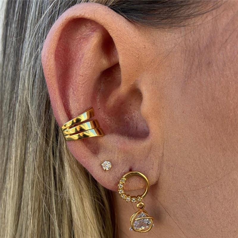 BRINCO BASE REDONDA DETALHE CRAVEJADO COM PEDRA TRIÂNGULO FOLHEADO A OURO 18K