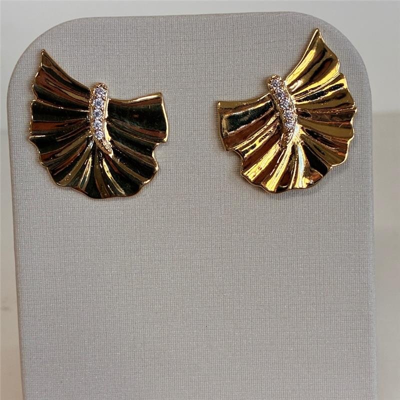 BRINCO FOLHA CRAVEJADO FOLHEADO A OURO 18K