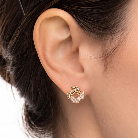 BRINCO QUADRADO FOLHEADO A OURO 18K