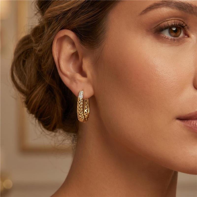 BRINCO ARGOLA VAZADA COM PEDRA FOLHEADA A OURO 18K 
