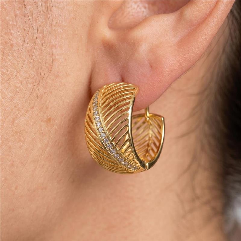BRINCO ARGOLA VAZADA COM PEDRA FOLHEADA A OURO 18K 