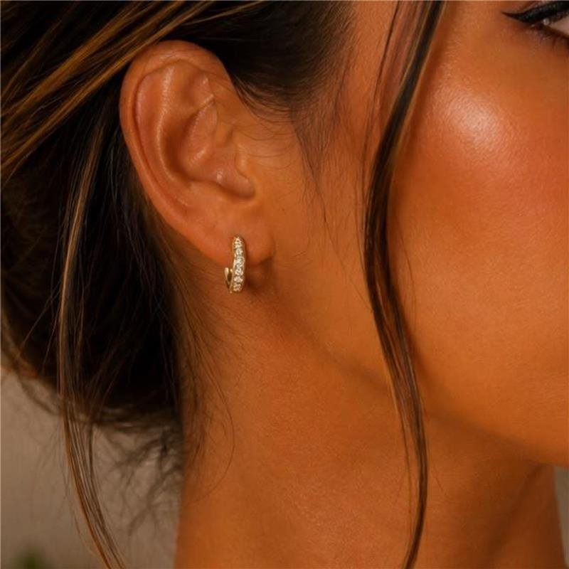 BRINCO ARGOLA CRAVEJADA FOLHEADA A OURO 18K 