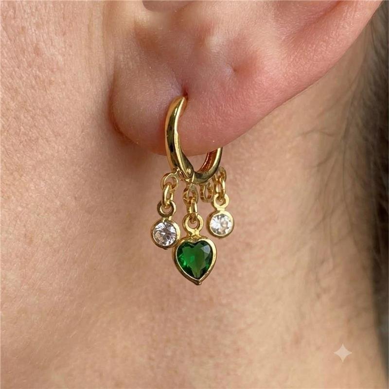BRINCO INFANTIL ARGOLA COM PINGENTES CORAÇÃO VERDE E ZIRCÔNIAS FOLHEADO A OURO 18K
