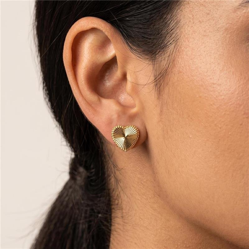 BRINCO CORAÇÃO TRABALHADO FOLHEADO A OURO 18K 