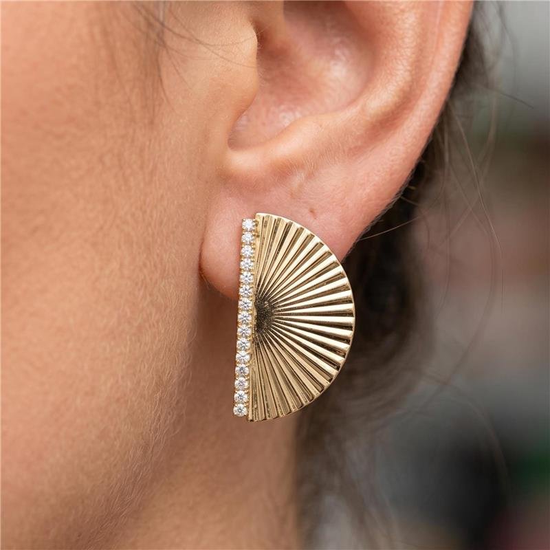 BRINCO ORGÂNICO CRAVEJADO FOLHEADO A OURO 18K 