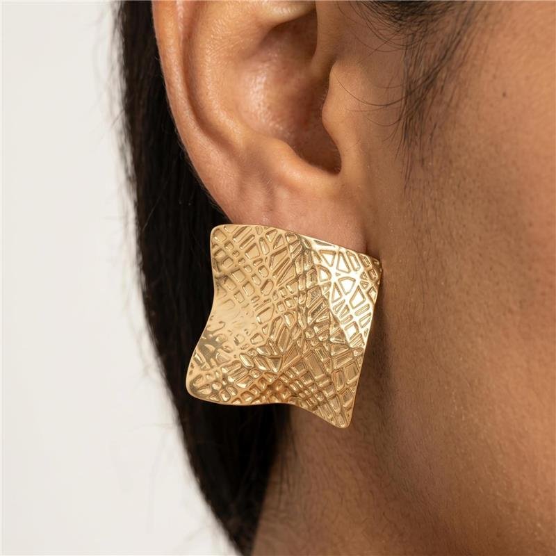 BRINCO QUADRADO ORGÂNICO FOLHEADO A OURO 18K 