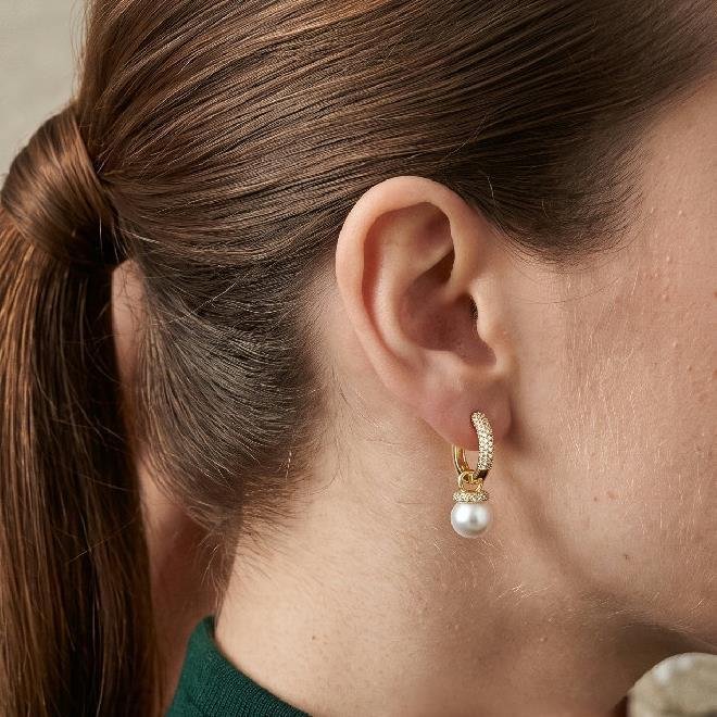 BRINCO ARGOLA CRAVEJADA COM PÉROLA FOLHEADA A OURO 18K 