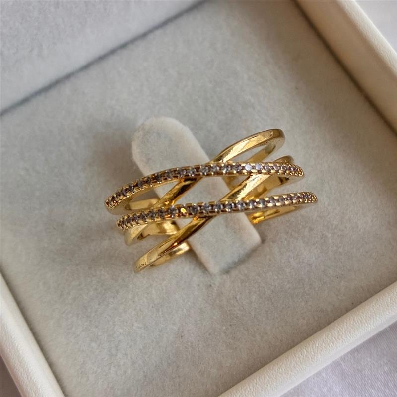 ANEL ENTRELAÇADO CRAVEJADO COM ZIRCÔNIAS FOLHEADO A OURO 18K