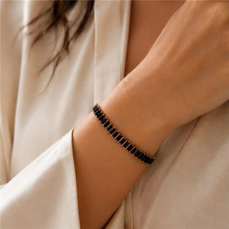 PULSEIRA AJUSTÁVEL COM MEIA LUA DE ZIRCÔNIAS NEGRAS FOLHEADA A OURO 18K