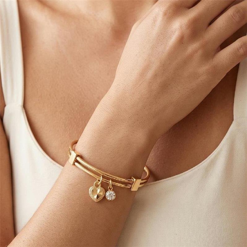 BRACELETE RÍGIDO CORAÇÃO E PONTO DE LUZ FOLHEADO A OURO 18K