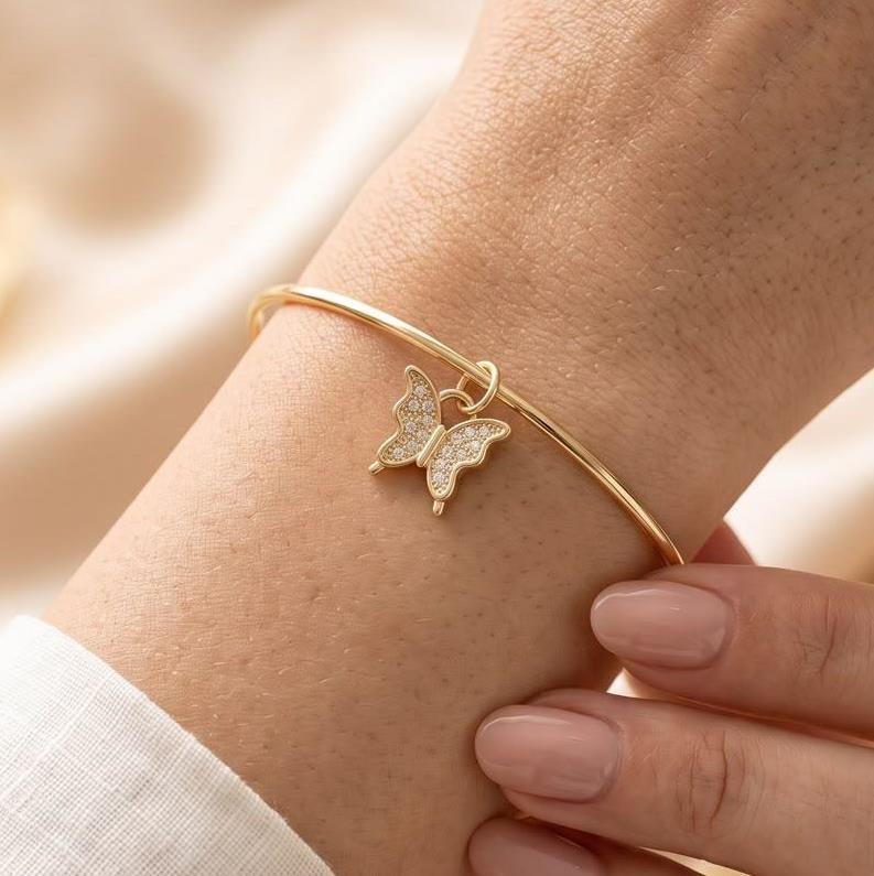 BRACELETE RÍGIDO BORBOLETA CRAVEJADA FOLHEADO A OURO 18K