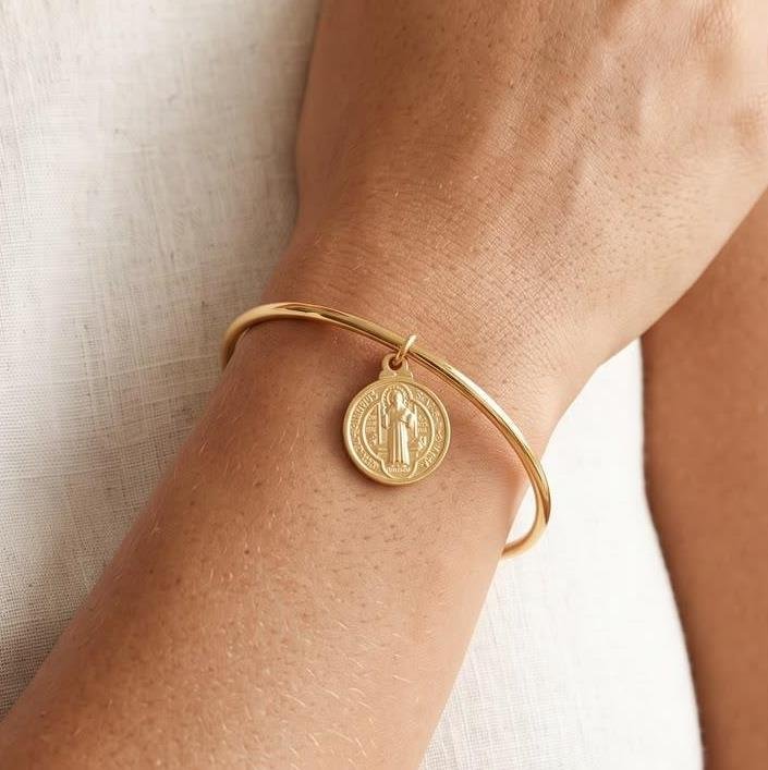 BRACELETE RÍGIDO MEDALHA SÃO BENTO FOLHEADO A OURO 18K