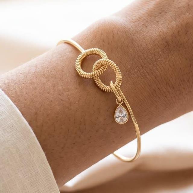 BRACELETE RÍGIDO NÓ COM GOTA CRISTAL FOLHEADO A OURO 18K
