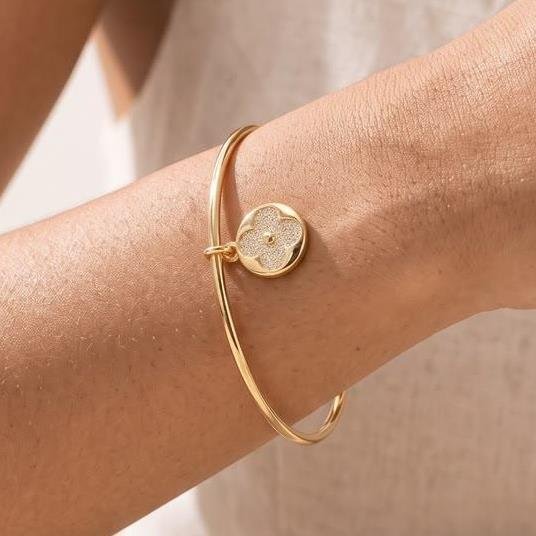 BRACELETE RÍGIDO MEDALHA TREVO CRAVEJADO FOLHEADO A OURO 18K
