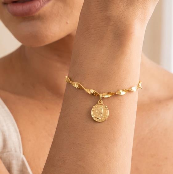 PULSEIRA TORCIDA COM MEDALHA FOLHEADA A OURO 18K