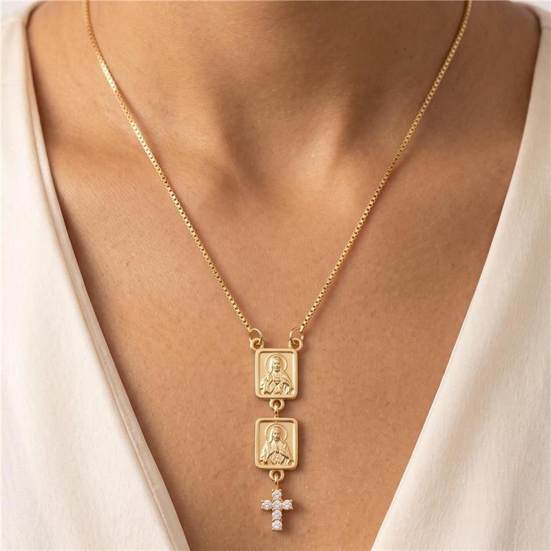 COLAR ESCAPULÁRIO COM SAGRADO CORAÇÃO DE JESUS COM CRUZ EM ZIRCÔNIAS FOLHEADO EM OURO 18K