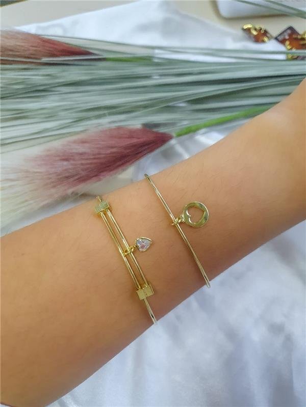 BRACELETE FINO COM CORAÇÃO FOLHEADO A OURO 18K