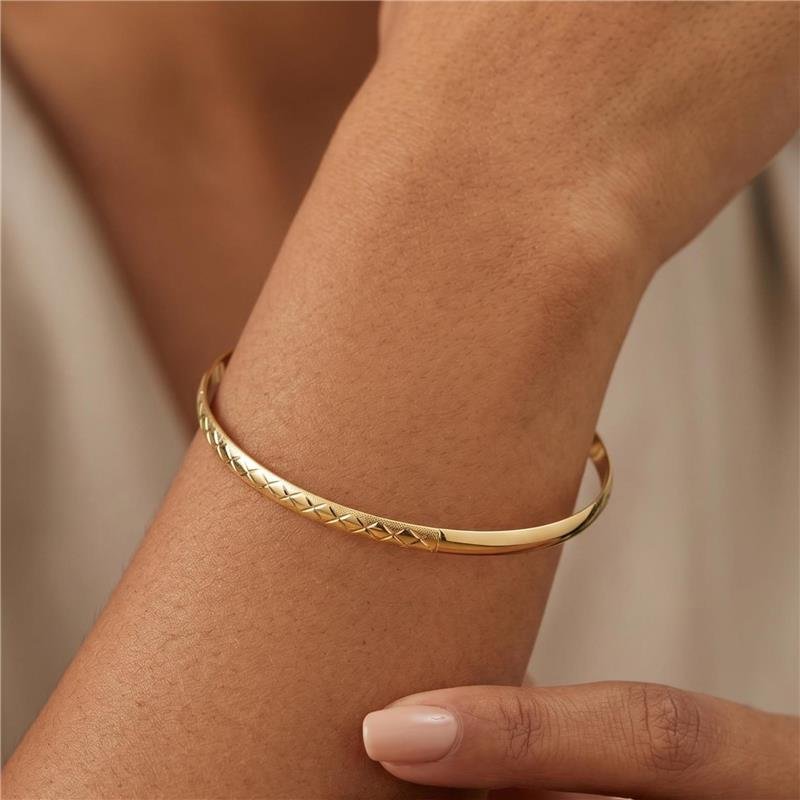 BRACELETE CISELADO COM GRAVAÇÃO MATELASSÊ FOLHEADO A OURO 18K