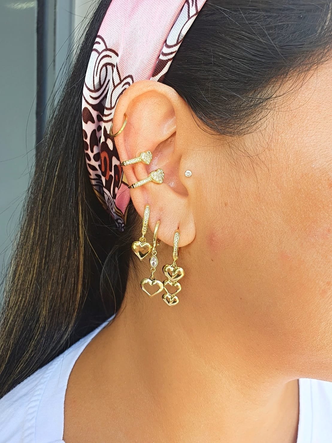 BRINCO DE ARGOLA CRAVEJADO EM ZIRCÔNIAS COM PINGENTE DE CORAÇÃO FOLHEADO A OURO 18K