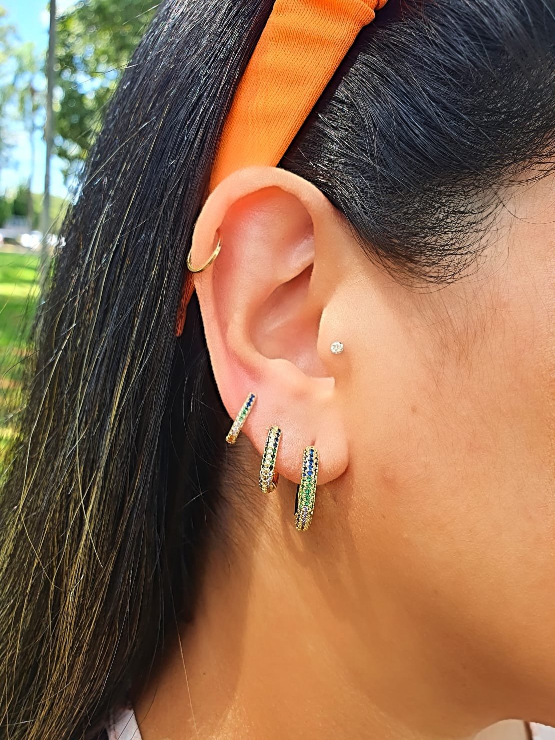 BRINCO TRIO DE ARGOLAS CRAVEJADAS FRENTE E VERSO COM ZIRCÔNIAS COLORIDAS FOLHEADO A OURO 18K